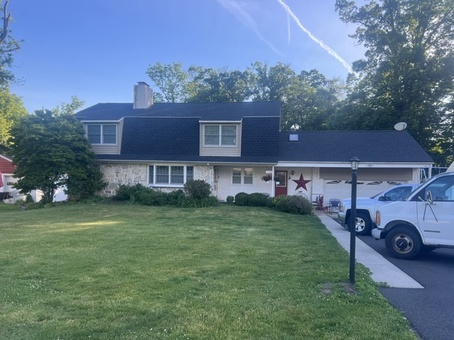 GAF asphalt shingle roof on a home in Newtown, PA by Franco Roofing